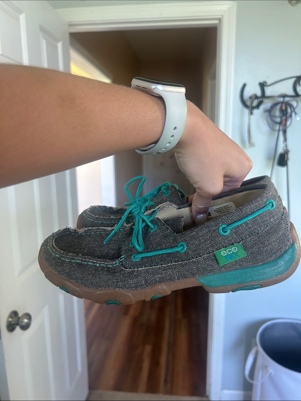 Woman’s twisted x shoes